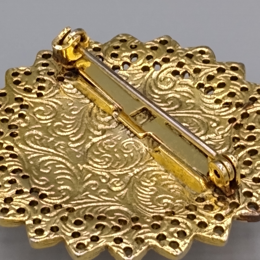 Red White Lucite Cabochon Gold tone Filigree Set of 2 Brooches Pin Vintage - Picture 5 of 16